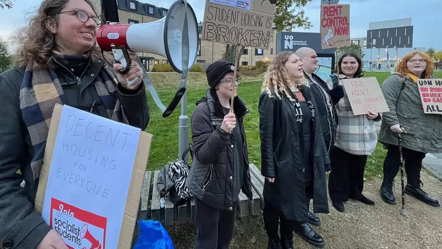 Protest held outside Northampton council offices over toxic air